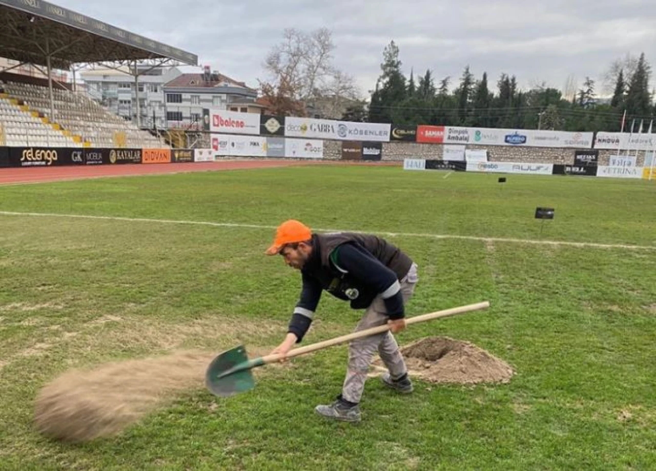 İnegöl'de stadyumun  zeminine bakım