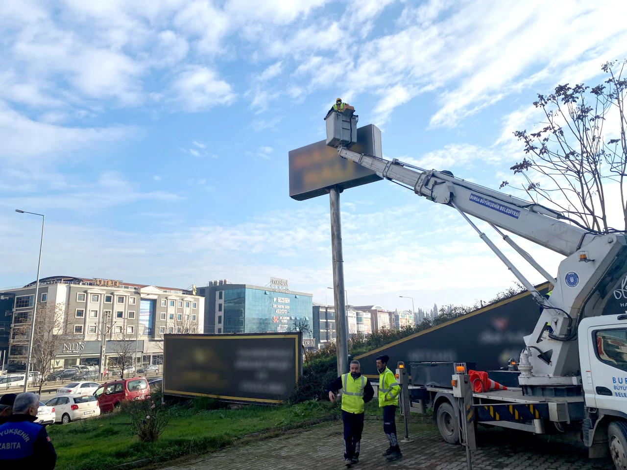 Bursa'da ana arterlerde  tabela temizliği