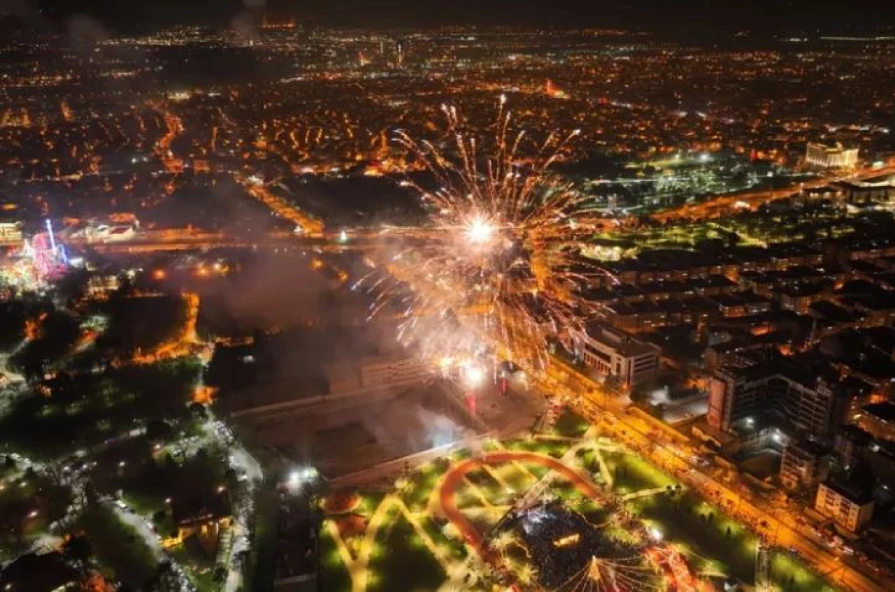 Bursa'da coşku Yeni Yıl Meydanı’na taştı