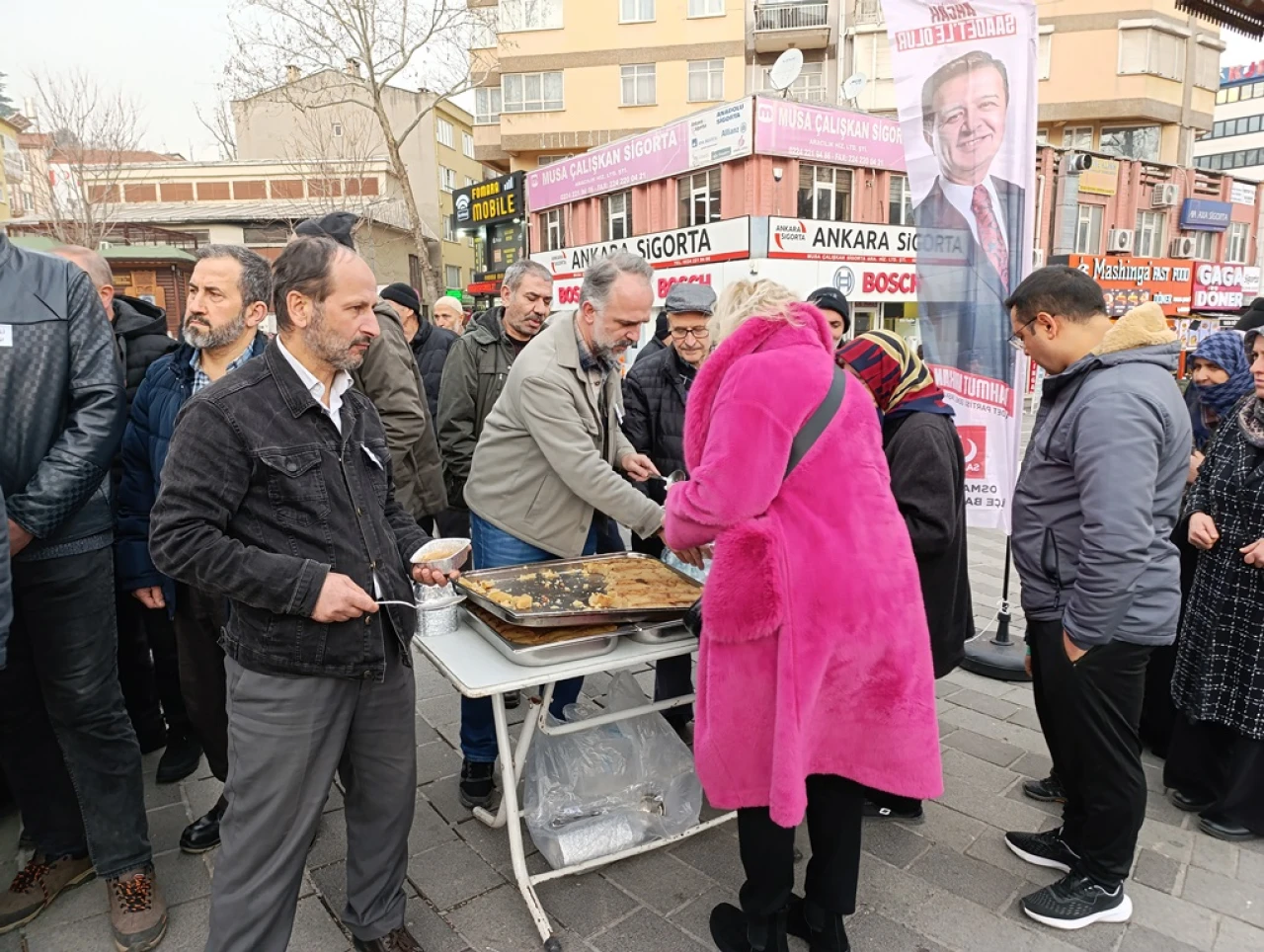 Emekliler için helva kavurdular