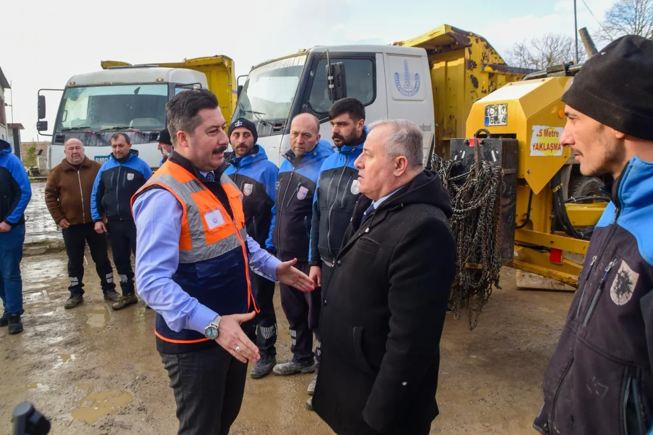 Yenişehir'de yollar çift vardiya kurtarıldı